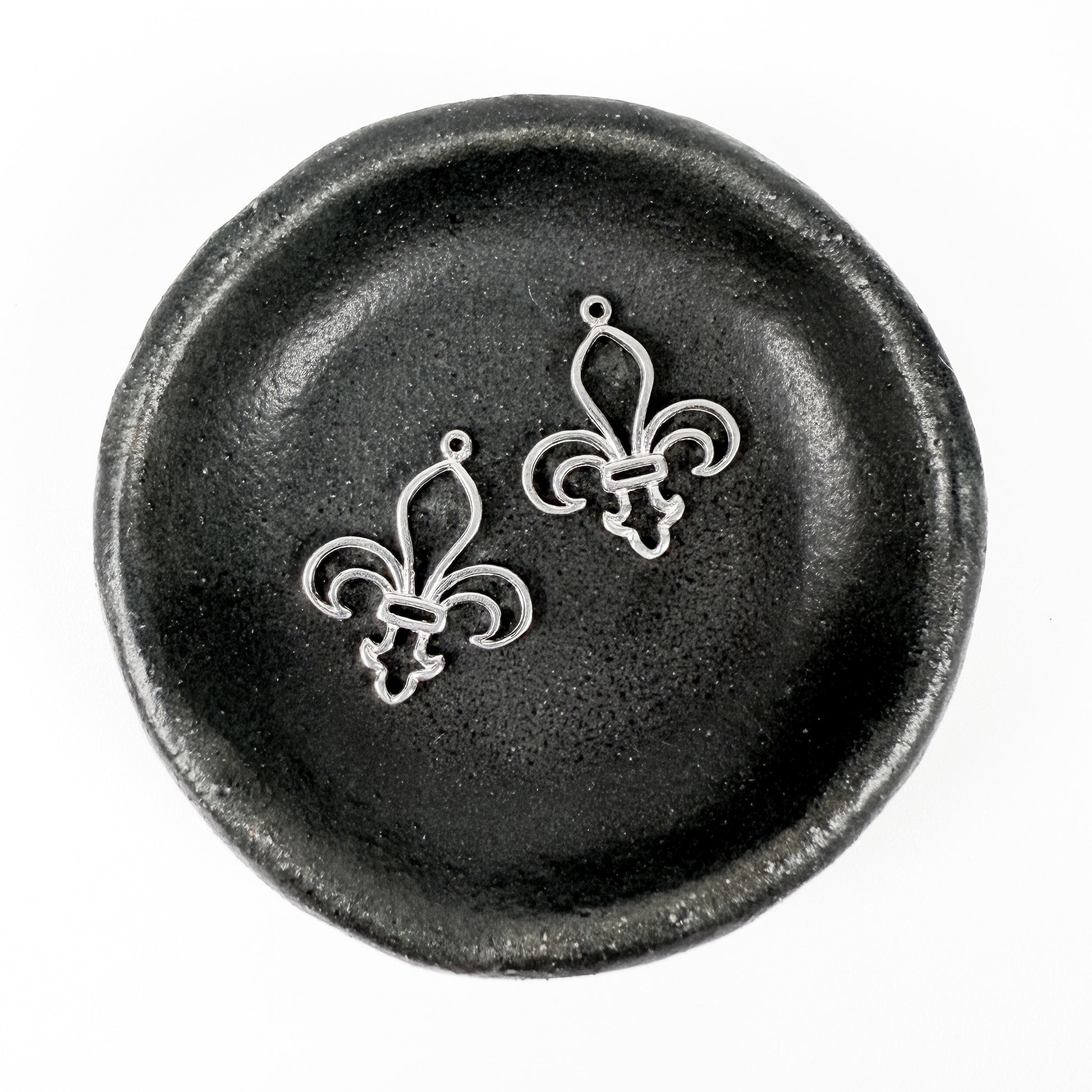 Fleur-de-Lis 19mm White Bronze Charm (1 pc/M2091)-The Bead Gallery Honolulu