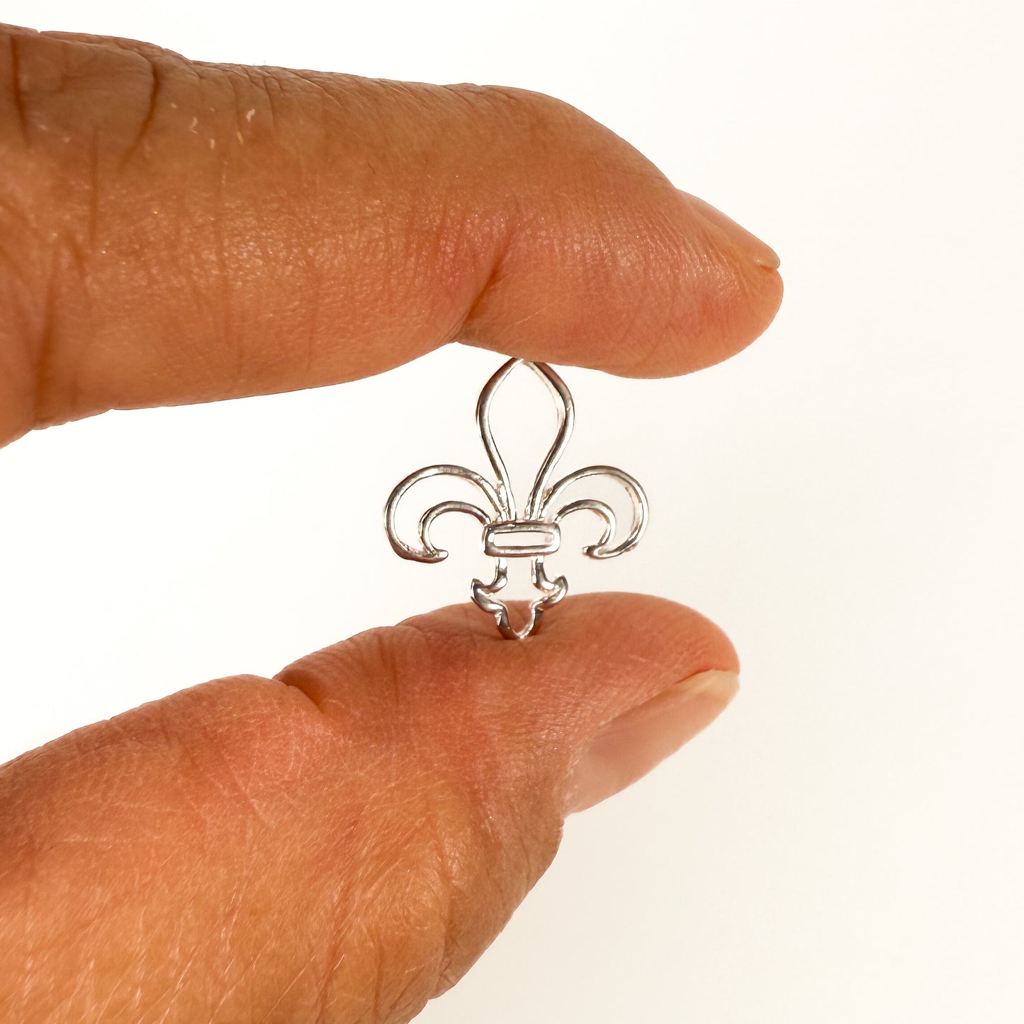 Fleur-de-Lis 19mm White Bronze Charm (1 pc/M2091)-The Bead Gallery Honolulu