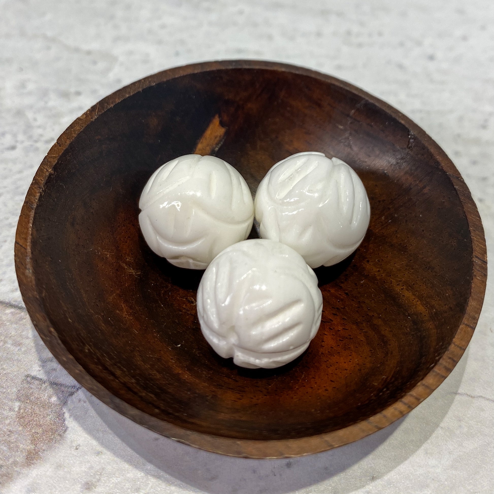 Tridacna Shell 14mm Round White Carved Lotus - 1 pc.
